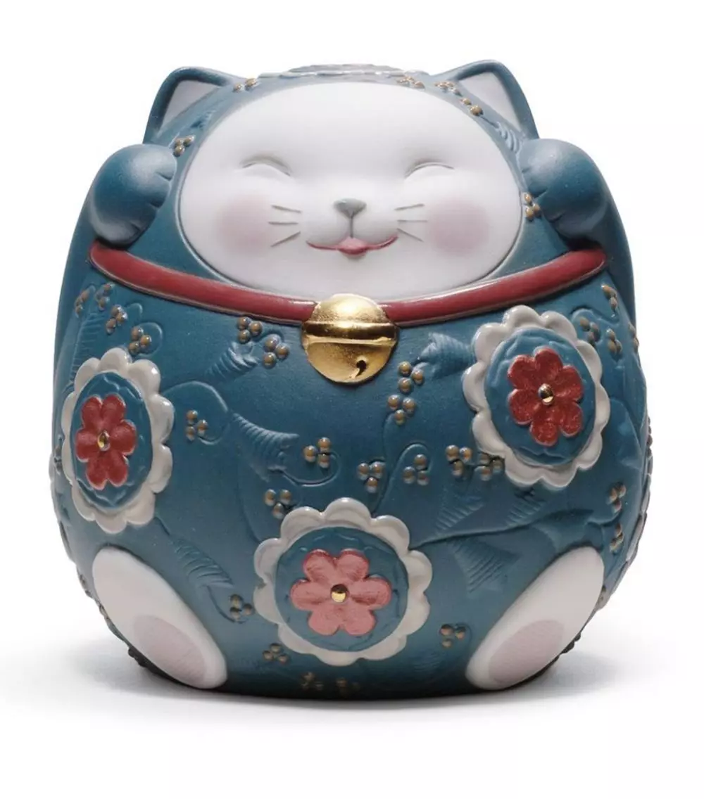 Maleki-neco: kaķa vērtība ir veiksme, japāņu kaķu statuetes ar pacelto labo un kreiso ķepu. Kāpēc ir kitty viļņošanās savu ķepu? Kur ievietot skaitli? 24827_21