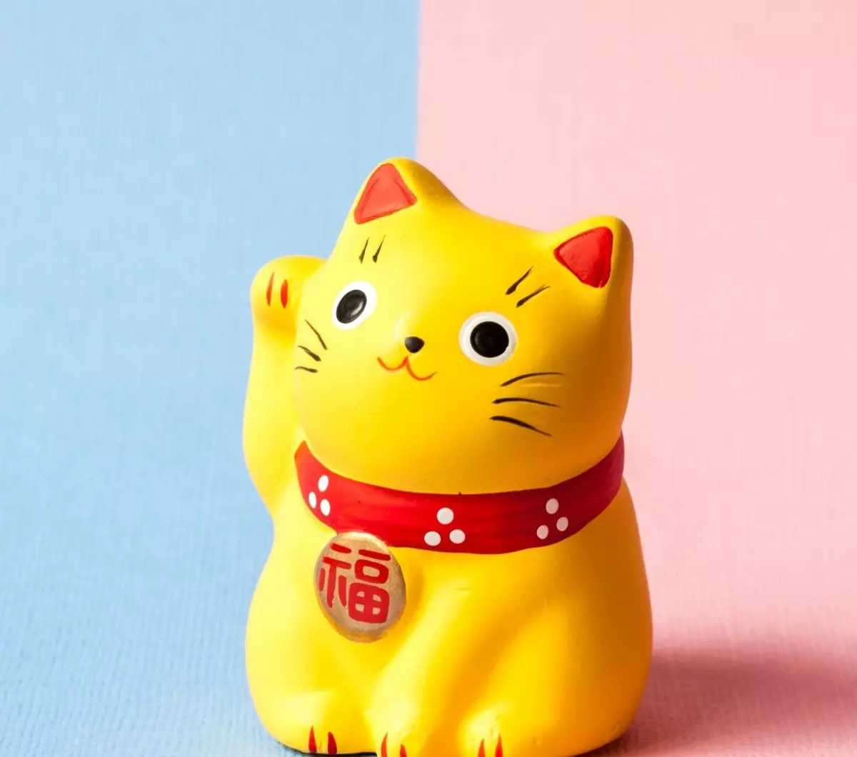 Малеки-Нецо: Вредност мачке је срећа, јапанске мачке статуете са подигнутим десном и левом шапом. Зашто је маца машена својим шапом? Где ставити фигуру? 24827_28