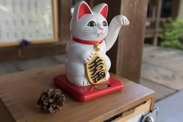 Maleki-NECO: katės vertė yra sėkmės, japonų katės statulėlės su pakelta dešinėn ir kairiajame lazdele. Kodėl katytė garbina savo koją? Kur įdėti figūrą? 24827_3