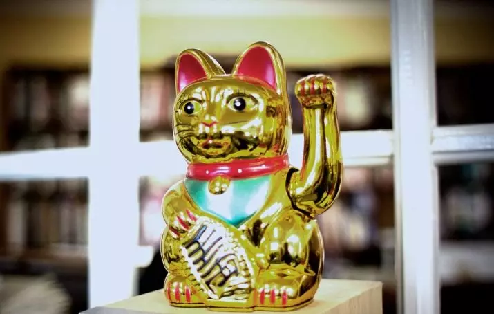Maleki-neco: kaķa vērtība ir veiksme, japāņu kaķu statuetes ar pacelto labo un kreiso ķepu. Kāpēc ir kitty viļņošanās savu ķepu? Kur ievietot skaitli? 24827_30