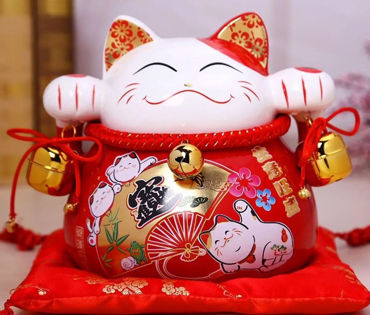 Maleki-Neco: Kassi väärtus on õnne, Jaapani kassi statuetid tõstetud paremale ja vasakule käpale. Miks on kitty oma käpa heita? Kust panna joonis? 24827_32