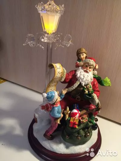Bức tượng nhỏ năm mới: Hình Santa Claus và hươu sứ, bóng âm nhạc, đồ chơi phát sáng và những người khác. Làm thế nào để lựa chọn cho nội thất cho năm mới? 24831_13
