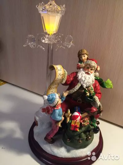 Újévi figurák: figurák Santa Claus és porcelán szarvas, zenei golyók, izzó játékok és mások. Hogyan válasszuk ki a belső évet? 24831_13