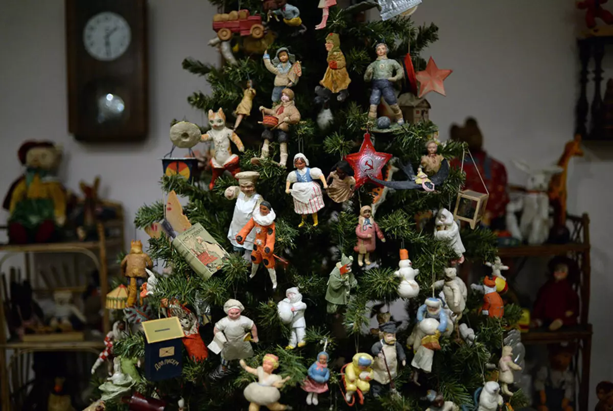 Bức tượng nhỏ năm mới: Hình Santa Claus và hươu sứ, bóng âm nhạc, đồ chơi phát sáng và những người khác. Làm thế nào để lựa chọn cho nội thất cho năm mới? 24831_23