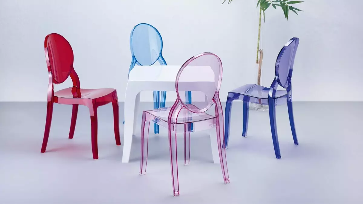 Sedie trasparenti (59 foto): sedie a barre in plastica, modelli Ghost e Eames e altre sedie da designer trasparenti all'interno 24836_14