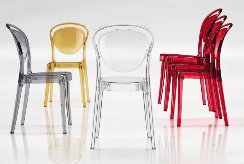 Şeffaf sandalyeler (59 fotoğraf): Plastik Bar Sandalyeler, İçişleri Modeller Hayalet ve Eames ve Diğer Şeffaf Tasarımcı Sandalyeler 24836_19