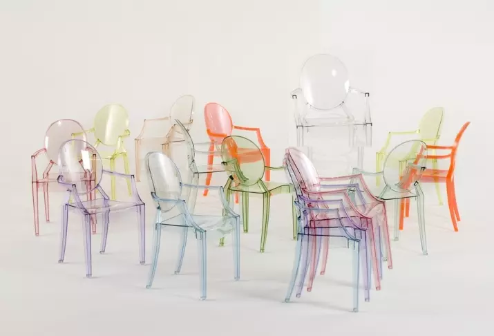 Sedie trasparenti (59 foto): sedie a barre in plastica, modelli Ghost e Eames e altre sedie da designer trasparenti all'interno 24836_26