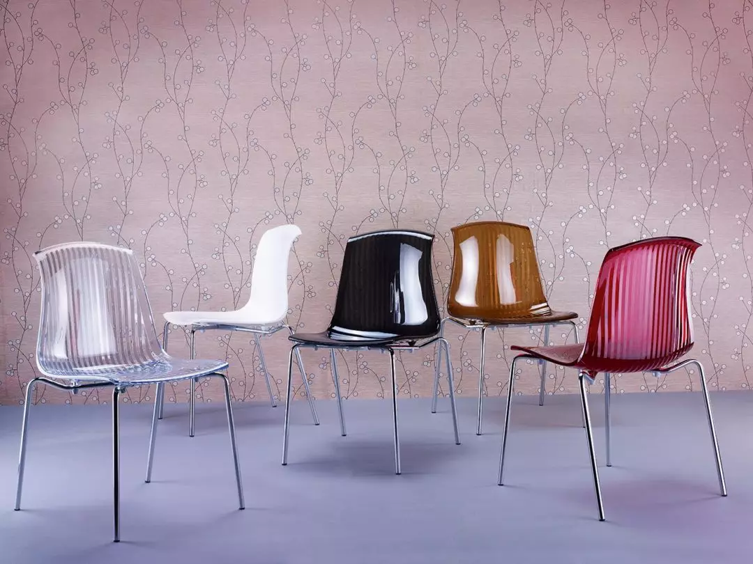 Sedie trasparenti (59 foto): sedie a barre in plastica, modelli Ghost e Eames e altre sedie da designer trasparenti all'interno 24836_28