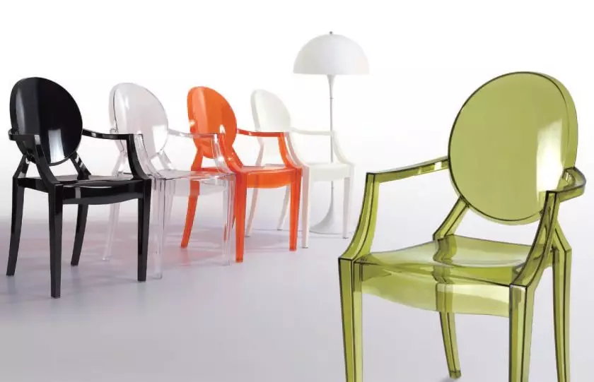Sedie trasparenti (59 foto): sedie a barre in plastica, modelli Ghost e Eames e altre sedie da designer trasparenti all'interno 24836_34