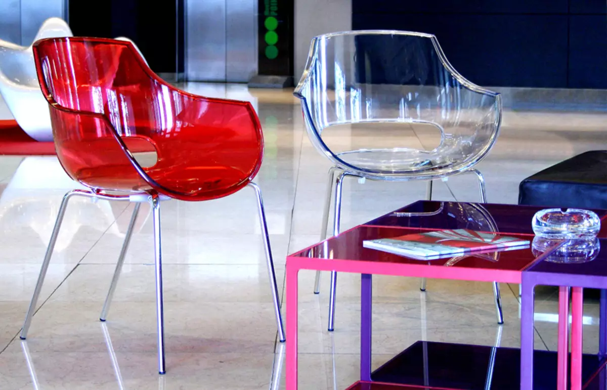 Sedie trasparenti (59 foto): sedie a barre in plastica, modelli Ghost e Eames e altre sedie da designer trasparenti all'interno 24836_41