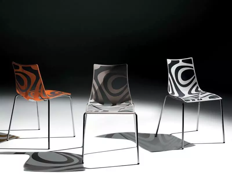 Sedie trasparenti (59 foto): sedie a barre in plastica, modelli Ghost e Eames e altre sedie da designer trasparenti all'interno 24836_42
