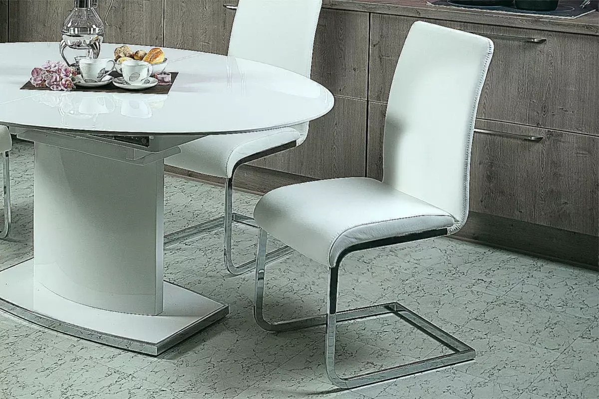 Cadeiras de cociña branca (37 fotos): cadeiras de cociña de madeira brillantes no interior, deseño moderno de modelos en branco e negro con costas e outras cadeiras 24838_11