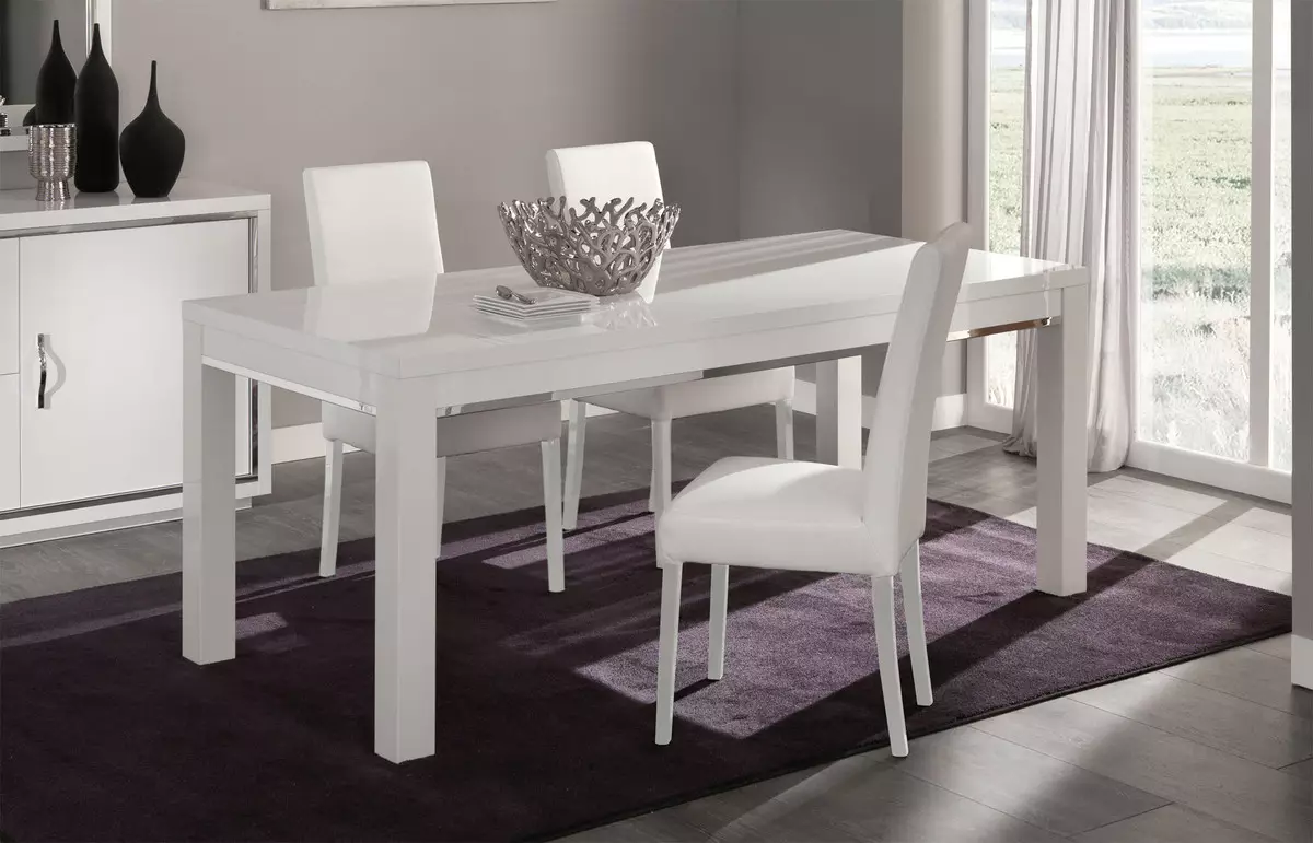 Bijele kuhinjske stolice (37 fotografija): svijetle drvene kuhinjske stolice u unutrašnjosti, moderan dizajn crno-bijelih modela sa leđima i drugim stolicama 24838_12