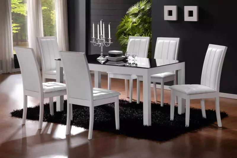 Beyaz Mutfak Sandalyeleri (37 Fotoğraf): İç mekanlarda parlak ahşap mutfak sandalyeleri, arka ve diğer sandalyeler ile siyah-beyaz modellerin modern tasarımı 24838_18