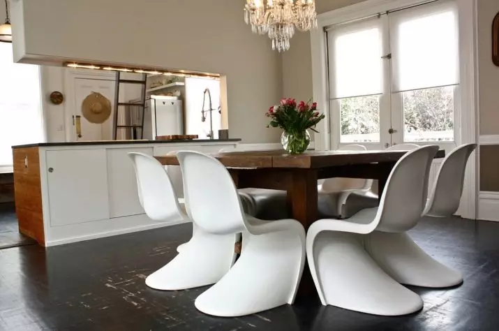 Baltos virtuvės kėdės (37 nuotraukos): ryškios medinės virtuvės kėdės interjere, modernus juodųjų ir baltųjų modelių dizainas su nugara ir kitomis kėdėmis 24838_2