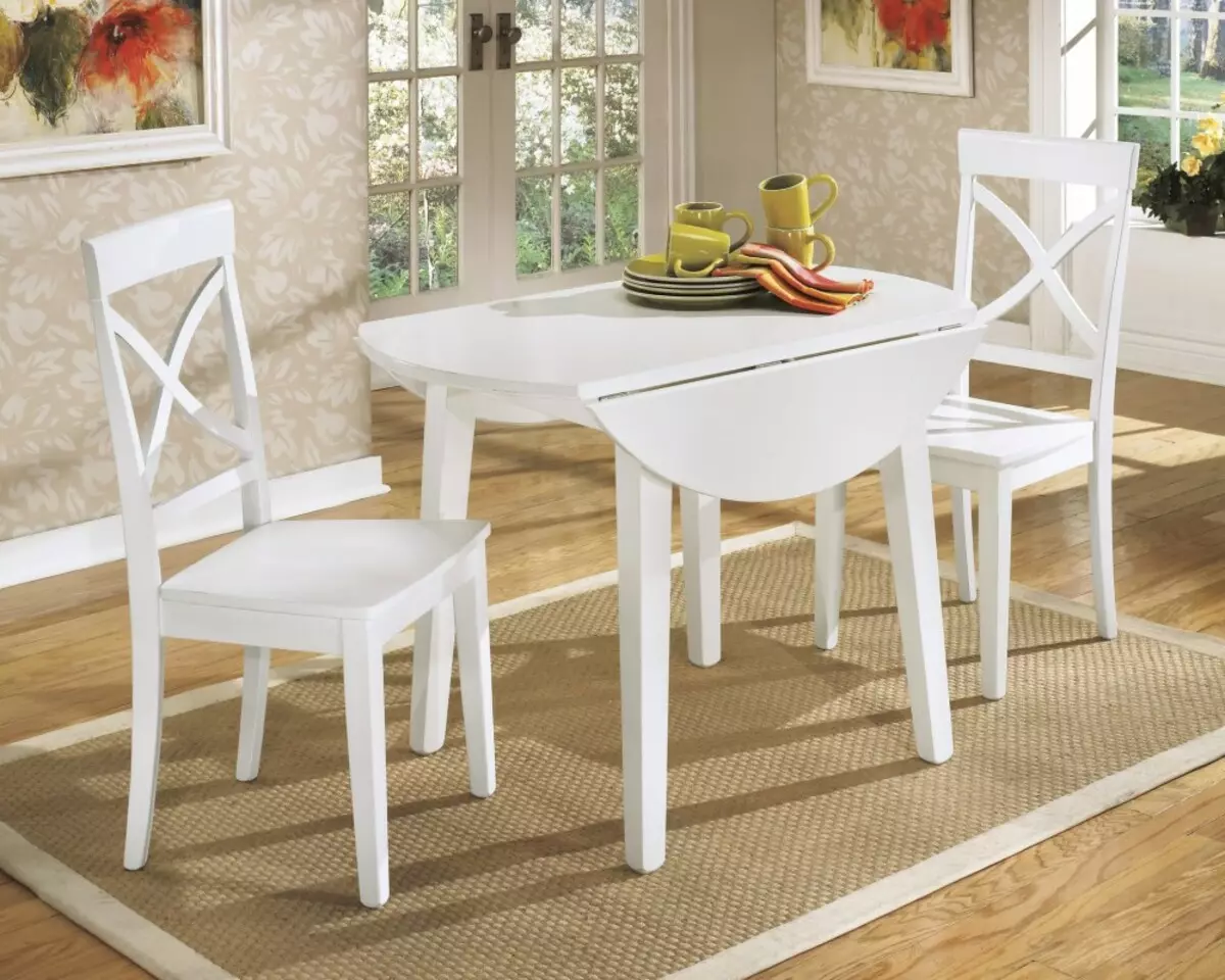 Baltos virtuvės kėdės (37 nuotraukos): ryškios medinės virtuvės kėdės interjere, modernus juodųjų ir baltųjų modelių dizainas su nugara ir kitomis kėdėmis 24838_23