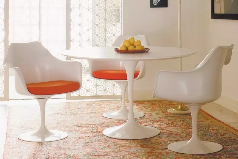 Wit kombuis stoele (37 foto's): Bright hout kombuis stoele in die binneland, moderne ontwerp van swart en wit modelle met rug en ander stoele 24838_25