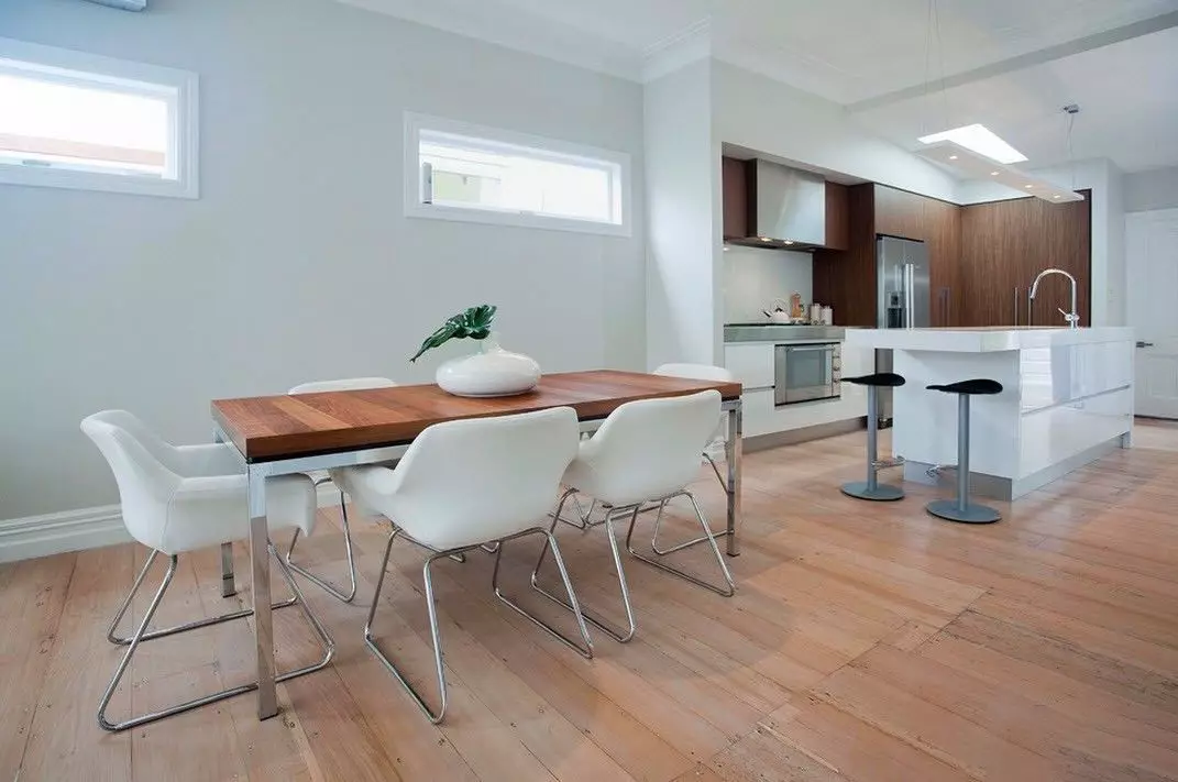 Bijele kuhinjske stolice (37 fotografija): svijetle drvene kuhinjske stolice u unutrašnjosti, moderan dizajn crno-bijelih modela sa leđima i drugim stolicama 24838_26