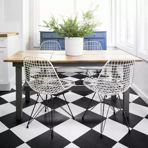 Sedie da cucina bianche (37 foto): sedie da cucina in legno luminose all'interno, design moderno di modelli in bianco e nero con schienale e altre sedie 24838_30
