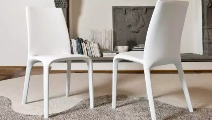 Bijele kuhinjske stolice (37 fotografija): svijetle drvene kuhinjske stolice u unutrašnjosti, moderan dizajn crno-bijelih modela sa leđima i drugim stolicama 24838_35