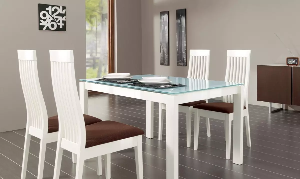 Bijela kuhinja stolice (37 fotografija): svijetle drvene kuhinje stolice u unutrašnjosti, moderni dizajn crno-bijelih modela s leđima i drugim stolicama 24838_6
