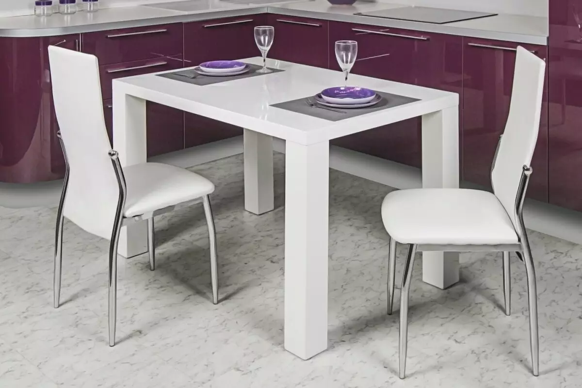 Bijele kuhinjske stolice (37 fotografija): svijetle drvene kuhinjske stolice u unutrašnjosti, moderan dizajn crno-bijelih modela sa leđima i drugim stolicama 24838_9