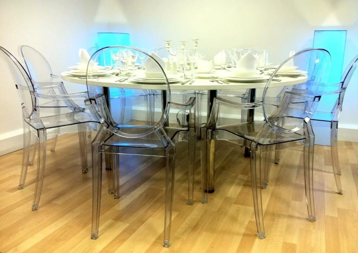 Пластиковый кухонный стол. Прозрачные стулья в интерьере. Прозрачные стулья для кухни. Пластиковые прозрачные столы и стулья. Кухонные стулья к прозрачным столам.