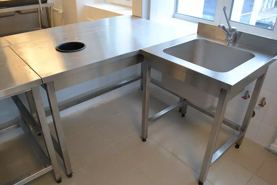 Keukenarbeiders Tafels (49 foto's): Mobiele snijtafels voor keukens van headligers, productie-professionele tafels met planken en andere opties 24846_10