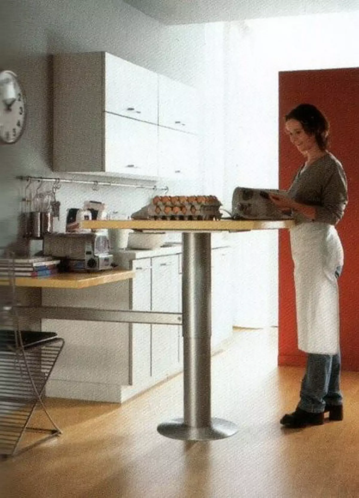 Tabele kuhinjskih delavcev (49 fotografij): Mobilne rezalne mize za kuhinje iz glavnih glav, produkcijske profesionalne tabele s policemi in drugimi možnostmi 24846_31