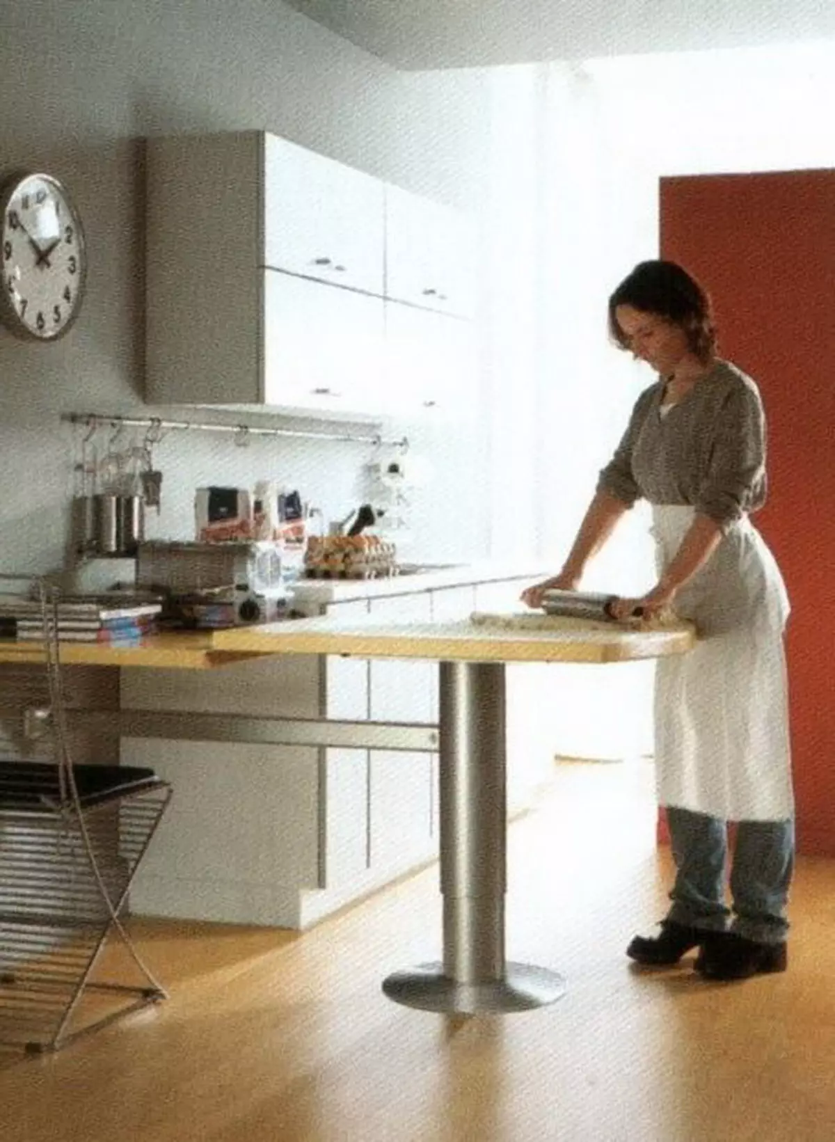 Kuhinjski radnici stolovi (49 fotografija): stolovi za sječenje za kuhinje za kuhinje iz naslova, proizvodnja profesionalni stolovi s policama i drugim opcijama 24846_33