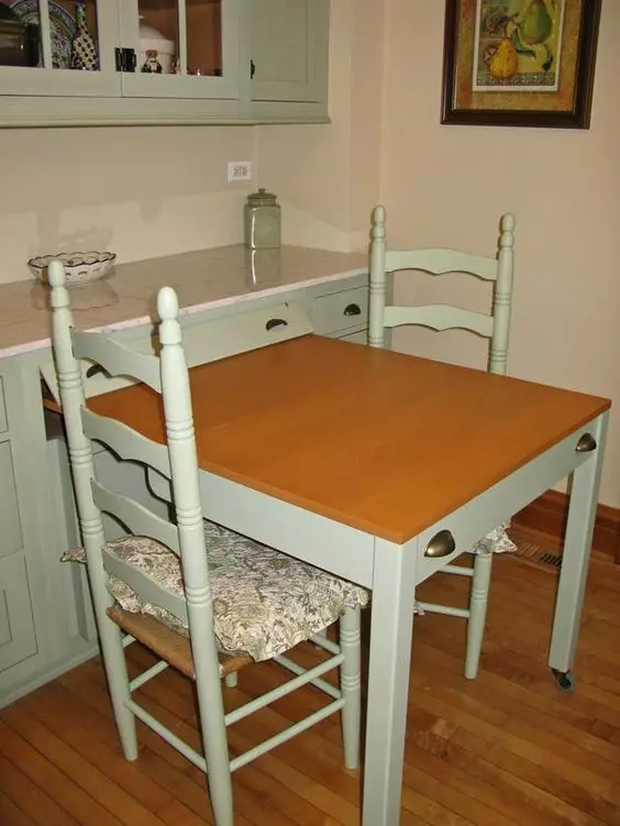 स्वयंपाकघरात मागे घेण्यायोग्य तक्ता (36 फोटो): लहान स्वयंपाकघर, इतर पर्यायांसाठी चाके वर काढलेले टेबल 24854_26
