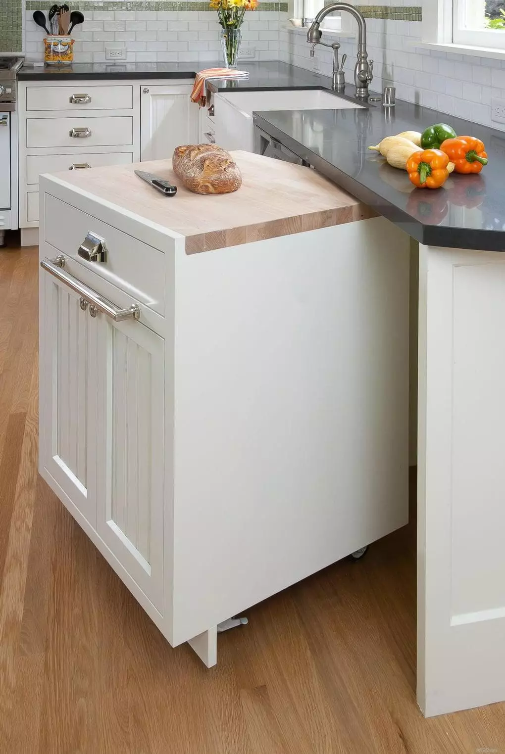 स्वयंपाकघरात मागे घेण्यायोग्य तक्ता (36 फोटो): लहान स्वयंपाकघर, इतर पर्यायांसाठी चाके वर काढलेले टेबल 24854_29
