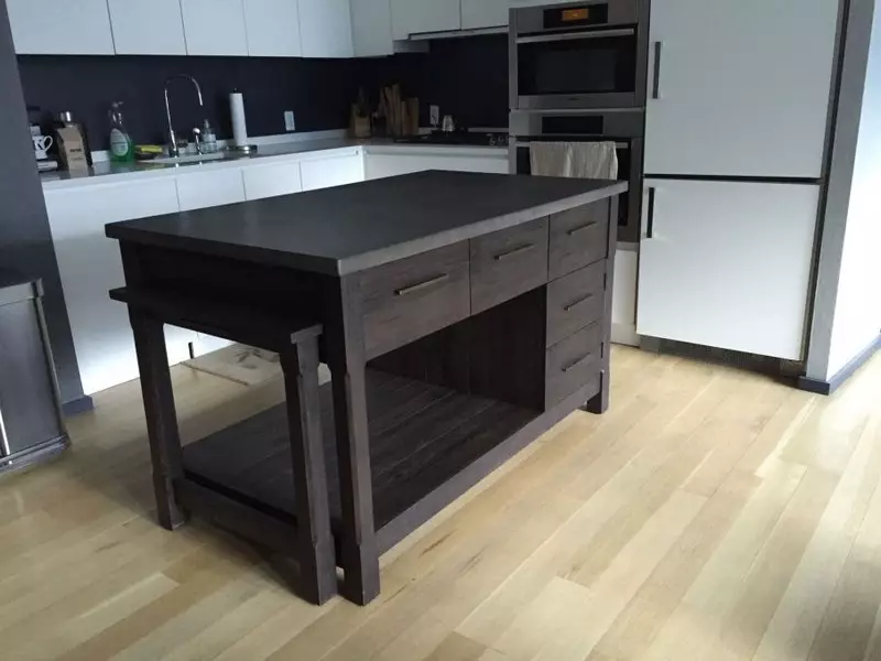 स्वयंपाकघरात मागे घेण्यायोग्य तक्ता (36 फोटो): लहान स्वयंपाकघर, इतर पर्यायांसाठी चाके वर काढलेले टेबल 24854_35