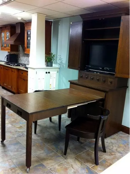 स्वयंपाकघरात मागे घेण्यायोग्य तक्ता (36 फोटो): लहान स्वयंपाकघर, इतर पर्यायांसाठी चाके वर काढलेले टेबल 24854_36