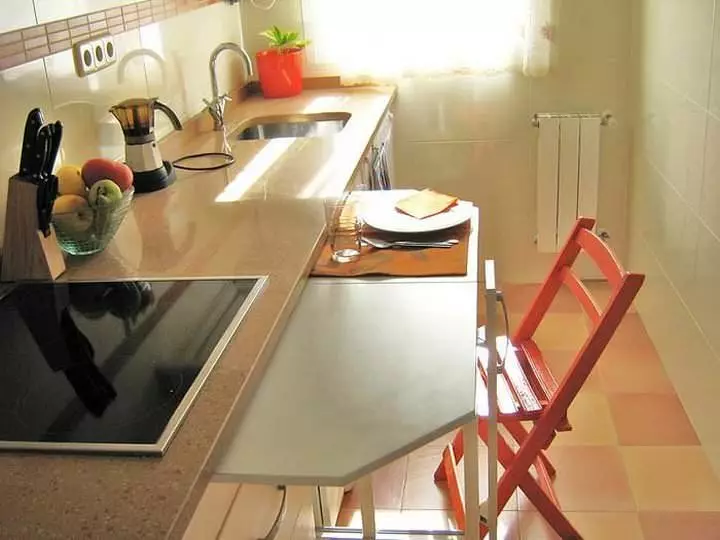 Retractable მაგიდა სამზარეულოში (36 ფოტო): სამზარეულო კომპლექტი შედგენილი მაგიდა თვლები მცირე სამზარეულო, სხვა ვარიანტი 24854_8