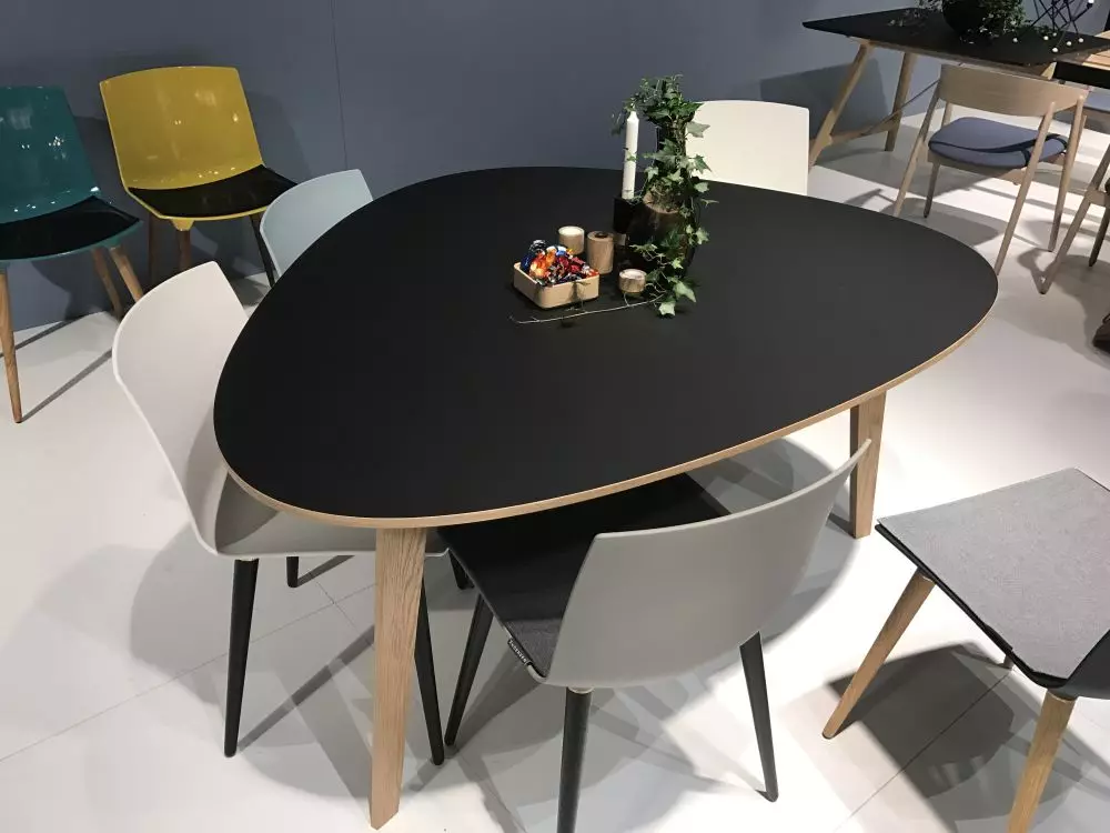 주방 테이블의 크기 (28 장의 사진) : 바닥에서 부엌에서 식사 테이블의 표준 높이, 모델 표준 60x60, 60x80cm 및 기타 치수 24855_14