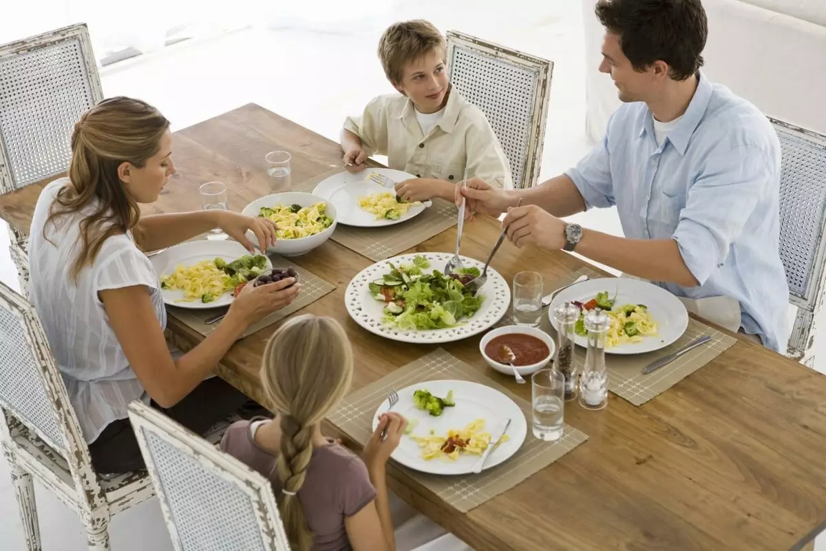 Velikost kuchyňských stolů (28 fotek): Standardní výška jídelny v kuchyni z podlahy, modelové normy 60x60, 60x80 cm a další rozměry 24855_6