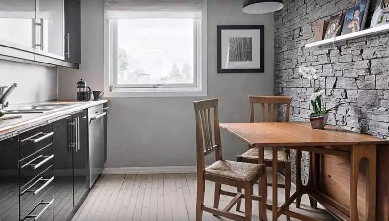 Pakabinamos lentelės virtuvėje (39 nuotraukos): mažai Vakarų virtuvės stalų modeliai, rotaciniai atraminiai modeliai ant sienos, tvirtinimo už pakabinamų stalų 24856_12