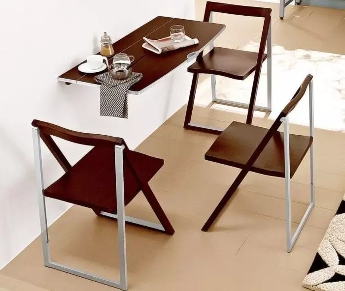 Pakabinamos lentelės virtuvėje (39 nuotraukos): mažai Vakarų virtuvės stalų modeliai, rotaciniai atraminiai modeliai ant sienos, tvirtinimo už pakabinamų stalų 24856_13