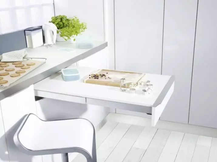 Pakabinamos lentelės virtuvėje (39 nuotraukos): mažai Vakarų virtuvės stalų modeliai, rotaciniai atraminiai modeliai ant sienos, tvirtinimo už pakabinamų stalų 24856_17