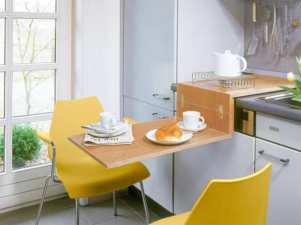 Pakabinamos lentelės virtuvėje (39 nuotraukos): mažai Vakarų virtuvės stalų modeliai, rotaciniai atraminiai modeliai ant sienos, tvirtinimo už pakabinamų stalų 24856_38