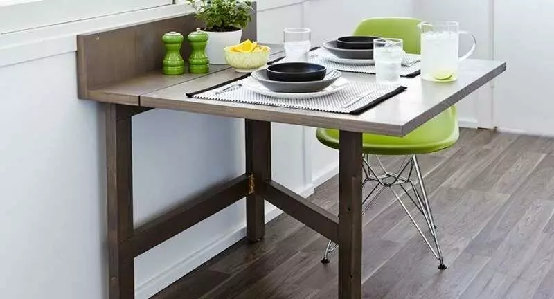 Pakabinamos lentelės virtuvėje (39 nuotraukos): mažai Vakarų virtuvės stalų modeliai, rotaciniai atraminiai modeliai ant sienos, tvirtinimo už pakabinamų stalų 24856_39