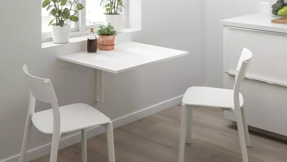 Pakabinamos lentelės virtuvėje (39 nuotraukos): mažai Vakarų virtuvės stalų modeliai, rotaciniai atraminiai modeliai ant sienos, tvirtinimo už pakabinamų stalų 24856_4