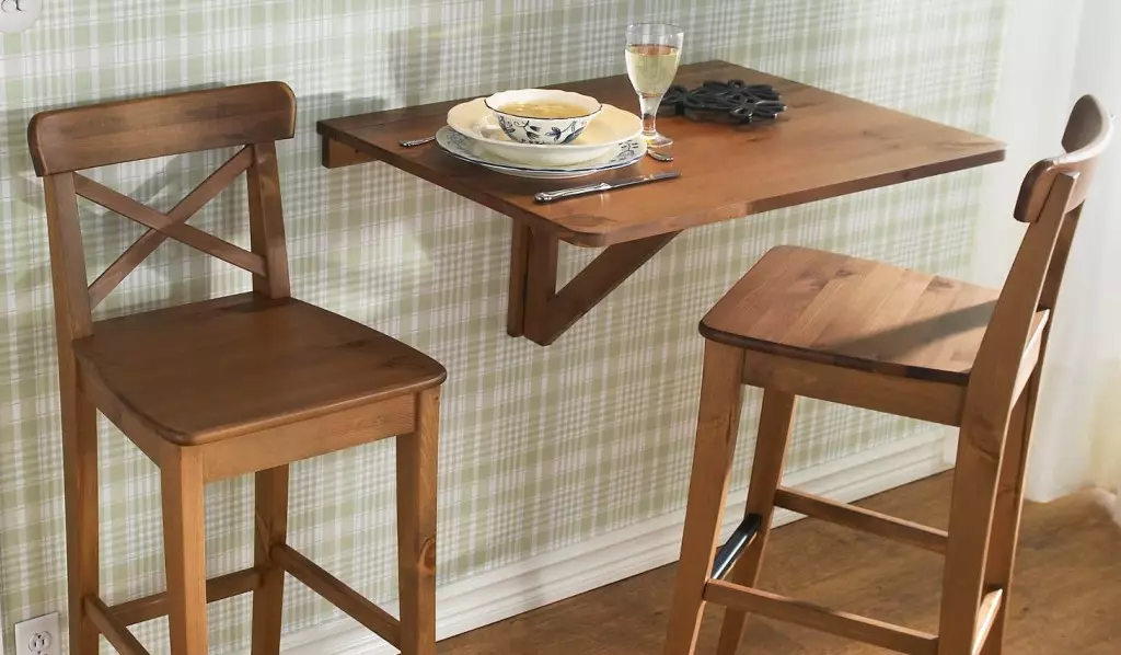 Pakabinamos lentelės virtuvėje (39 nuotraukos): mažai Vakarų virtuvės stalų modeliai, rotaciniai atraminiai modeliai ant sienos, tvirtinimo už pakabinamų stalų 24856_6
