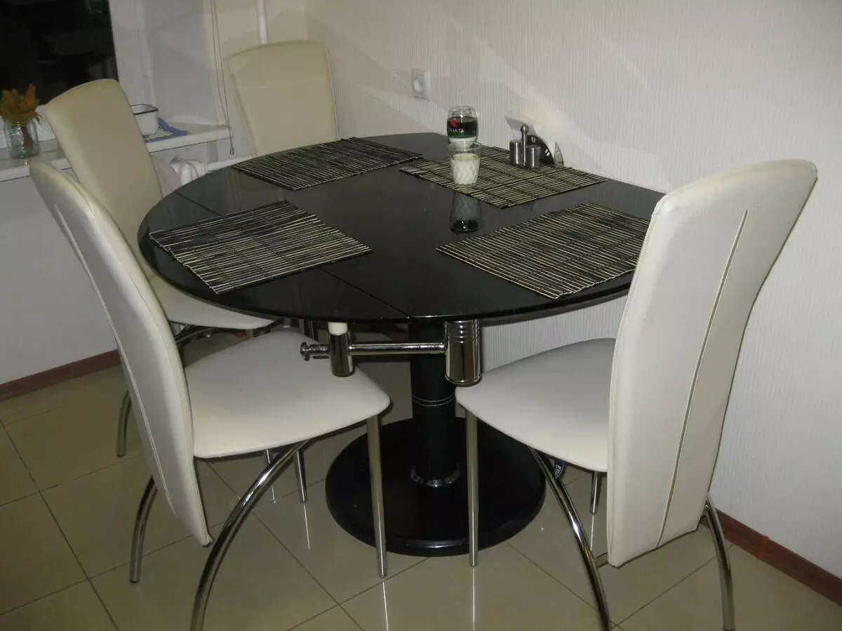 Кухонні столи на металевих ніжках (31 фото): хромовані моделі на кухню, столи на металлокаркасе з нержавіючої сталі і інші варіанти 24858_25