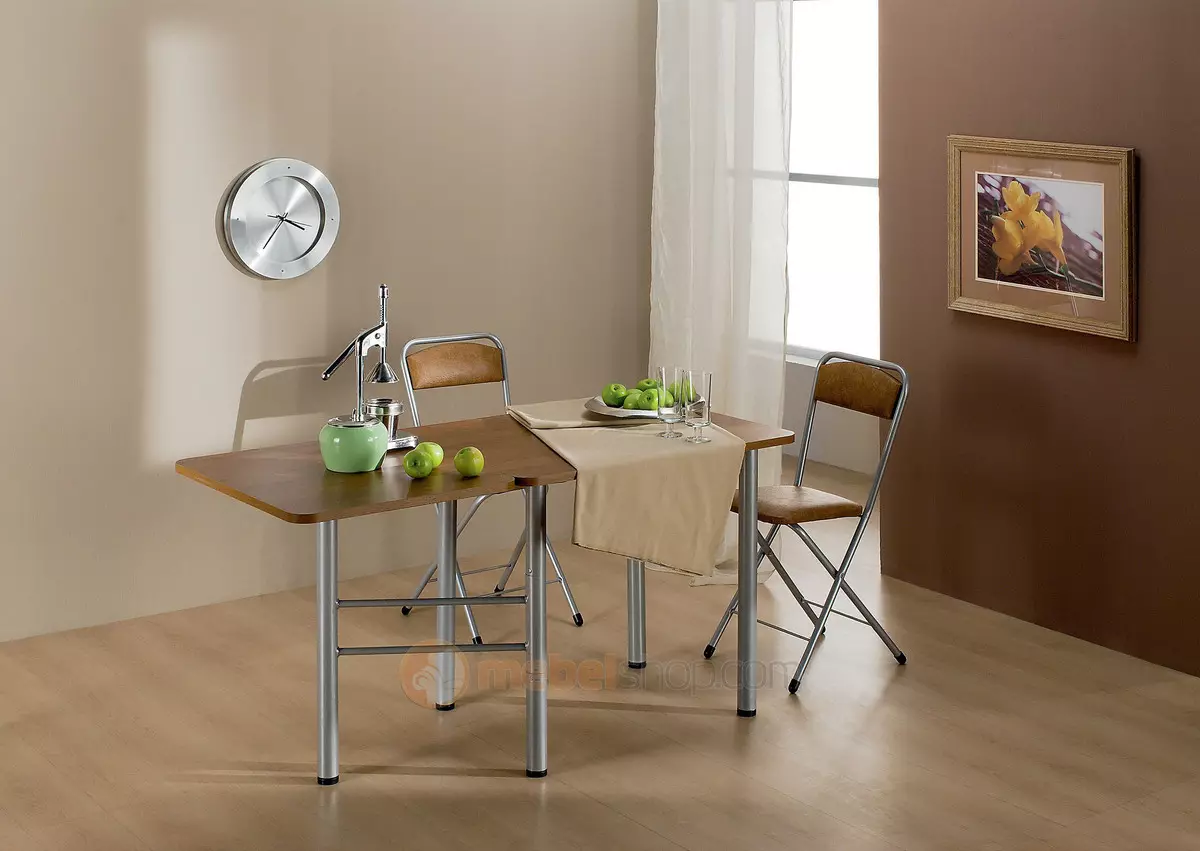 Кухонні столи на металевих ніжках (31 фото): хромовані моделі на кухню, столи на металлокаркасе з нержавіючої сталі і інші варіанти 24858_26