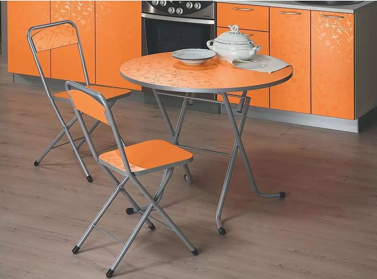 Táboas de cociña en pernas metálicas (31 fotos): Modelos de Chrome na cociña, mesas de marco de metal de aceiro inoxidable e outras opcións 24858_27