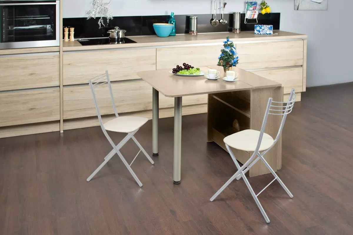 Кухонні столи на металевих ніжках (31 фото): хромовані моделі на кухню, столи на металлокаркасе з нержавіючої сталі і інші варіанти 24858_28