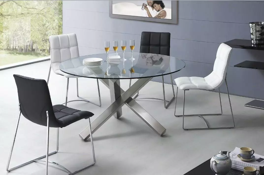 Кухонні столи на металевих ніжках (31 фото): хромовані моделі на кухню, столи на металлокаркасе з нержавіючої сталі і інші варіанти 24858_7