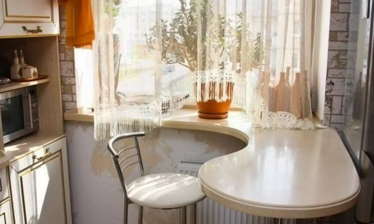 Стол-подоконник на кухне